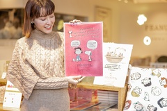 コンセプトルームのビジュアルにも採用されたイラストをポスターにした「PEANUTS Cafe SSK ROOM ポスター」(各1320円)は、インテリアのアクセントに