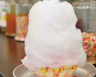 氷を削らないかき氷？粉雪のようなミルク氷に濃厚フルーツソースの新食感かき氷