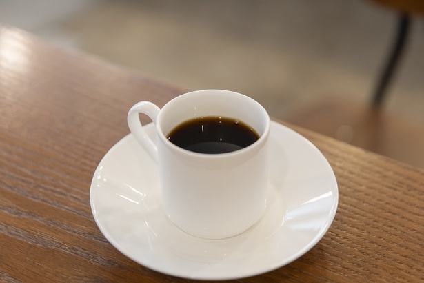 ネルドリップで抽出するコーヒー。どの豆を選んでも1杯550円