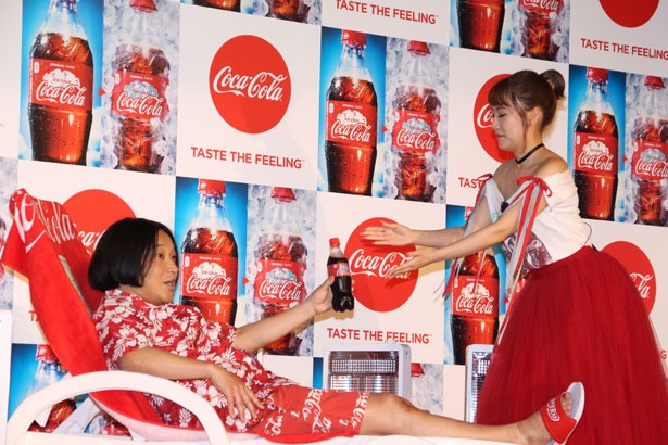 高橋からキンキンに冷えた「コカ・コーラ」を受け取る永野