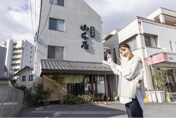 名古屋市千種区大久手町にある「味噌煮込みうどん 大久手山本屋」。外まで味噌のいい匂いが漂ってくる！