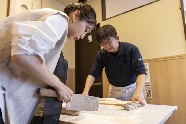 切る時の立ち方は、足を肩幅に開き、膝を軽く曲げるのがポイント