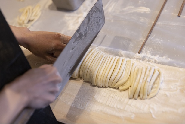 4代目の青木さんはそば切り包丁ではなく、餅切り包丁を使う。両刃・薄刃が生地を切るのに最適なのだそう