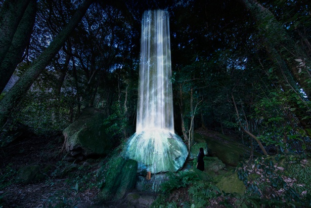 【写真を見る】稲荷大明神にある巨岩に滝をプロジェクションした作品