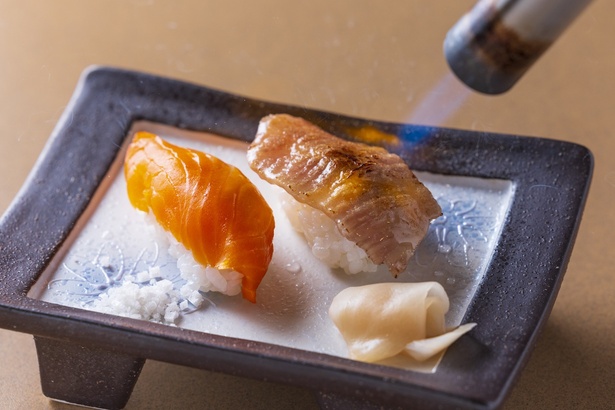 「飛騨牛炙り寿司」。目の前でスタッフが炙るので、アツアツを食べられるのがうれしい！