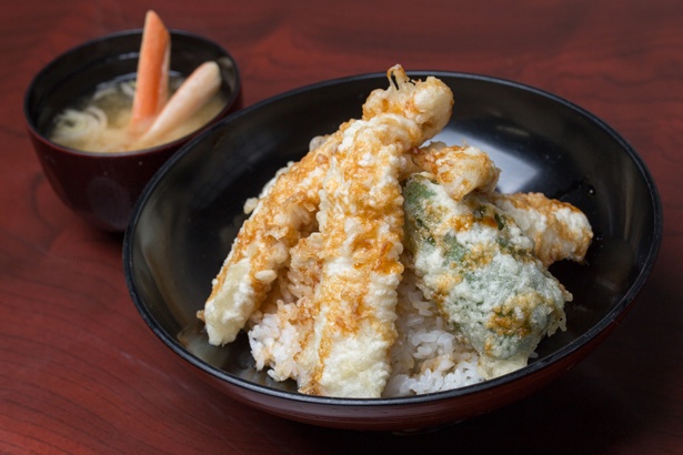 天売名産で大型のカレイ、赤ガレイの天ぷらをのせた「赤ガレイ天丼」（1100円）