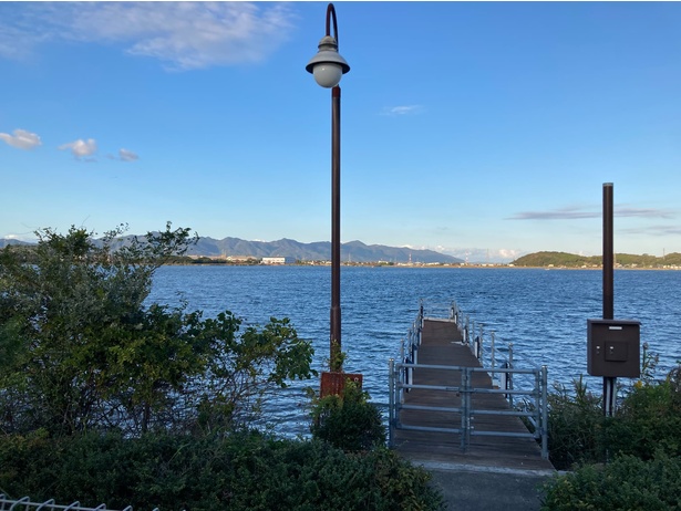 遊覧ボートの桟橋から見た神西湖の景色。湖の周囲は散歩道が整備され、釣りもできる(有料)