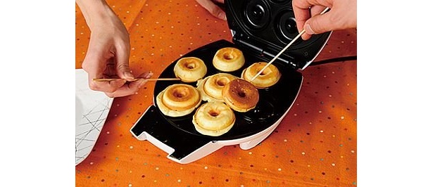 フタを閉めて2〜3分待ち、ほどよく焼き色がついたら、竹串でドーナツを取り出して完成！