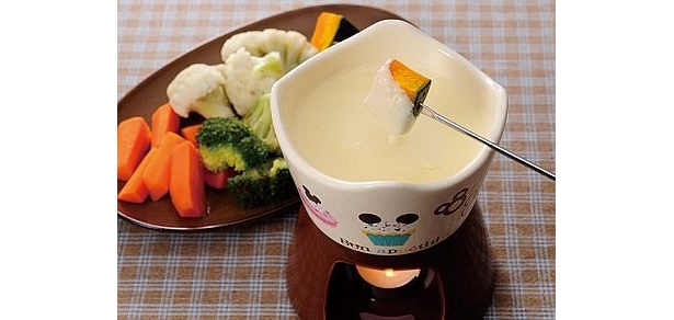 写真のようなチーズフォンデュのほか、バーニャカウダやチョコレートフォンデュなどいろいろ試そう
