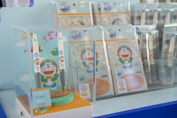アクリルペンスタンド(1600円)。4&1多機能ペン(2600円)と合わせて使いたい
