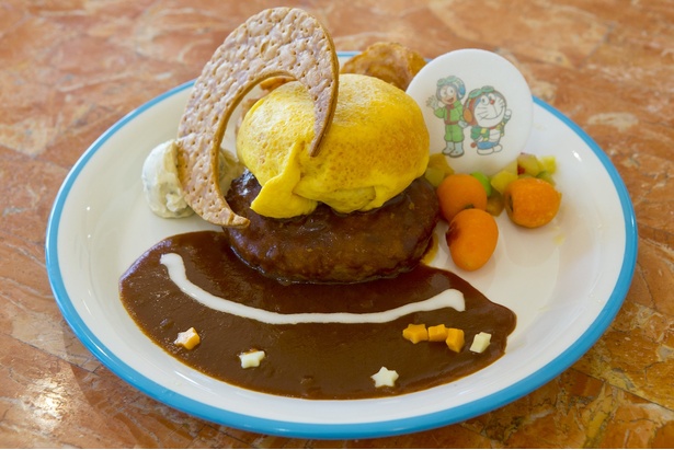 ドラえもん&のび太 憧れのユートピアプレートセット 〜ハンバーグ&オムライス〜(2300円)。バター香るケチャップライスが詰まったオムライスと巨大ハンバーグでボリューム満点！