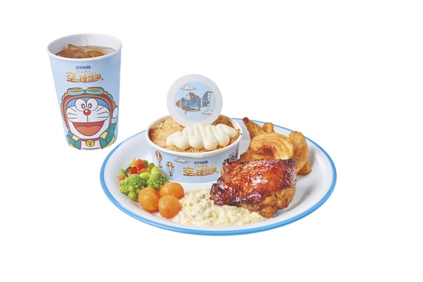 ドラえもん 空の冒険プレートセット 〜チーズドリア&照り焼きチキン〜(2300円)。空に浮かぶ雲のようなふわふわのソースがポイント