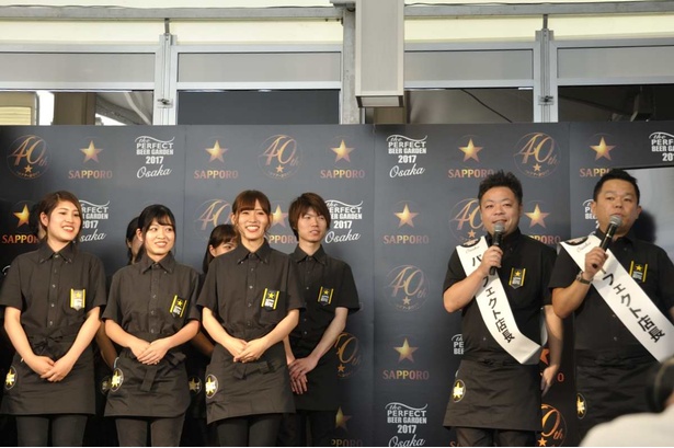 店舗スタッフを前に、公開朝礼を行うダイアンの2人