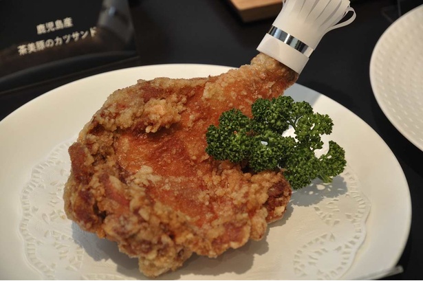 ダイナミックに食べたい国産若鶏骨付きももの唐揚(800円)
