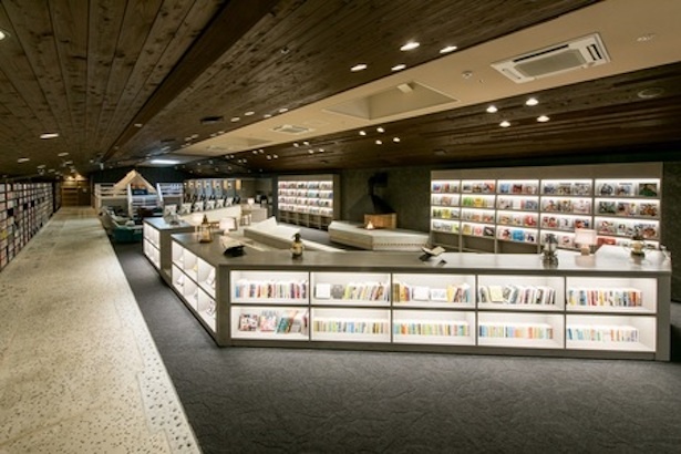 「Kyoto Glamping Place Lantern Terrace」には2万冊を超える書籍や無料ソフトドリンクバーも完備