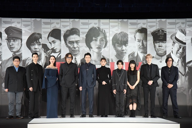 原作者・長浦京氏と行定勲監督も交えての集合写真