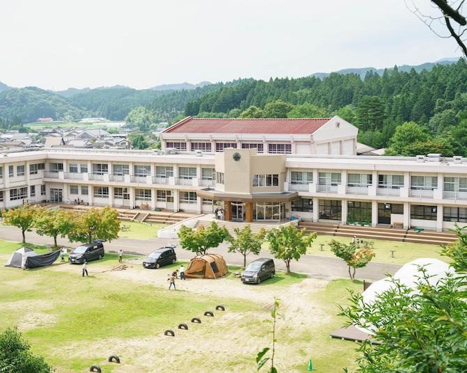 元小学校をホテルやレストランに。「最も美しい村」で働きながら家族旅行はいかが？