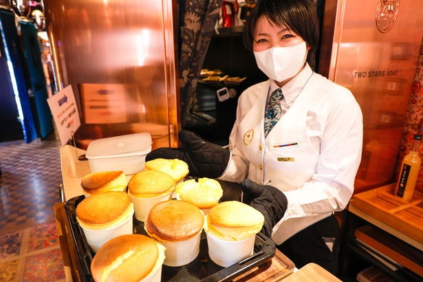 その場で焼いてくれる「長崎スフレ」は、長崎市内にある洋菓子店「ママン・ガトー」の人気メニュー「熱々スフレ」を車内販売用にアレンジしたもの※要予約・数量限定