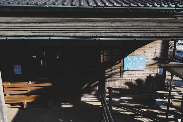 最高の撮影スポット、レトロな木造駅舎・千綿駅で「癒」を堪能する