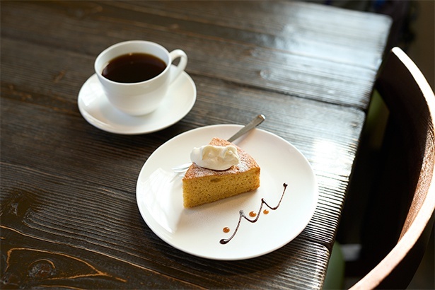 ケーキセット(980円)。写真は、地産のニンジンのみずみずしい甘味を生かしたキャロットケーキ