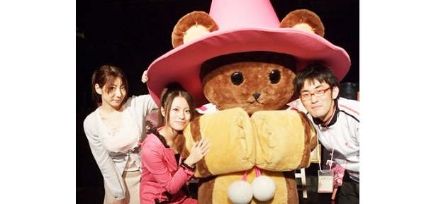 マスコットキャラクターのタイニーと共に記念撮影する原田ひとみ、安部美央、竹内幸輔(写真左から)
