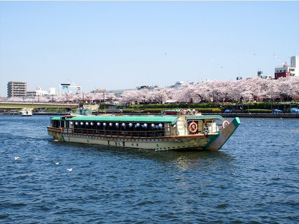 【写真を見る】2017年の運河クルーズは屋形船を使用(イメージ)