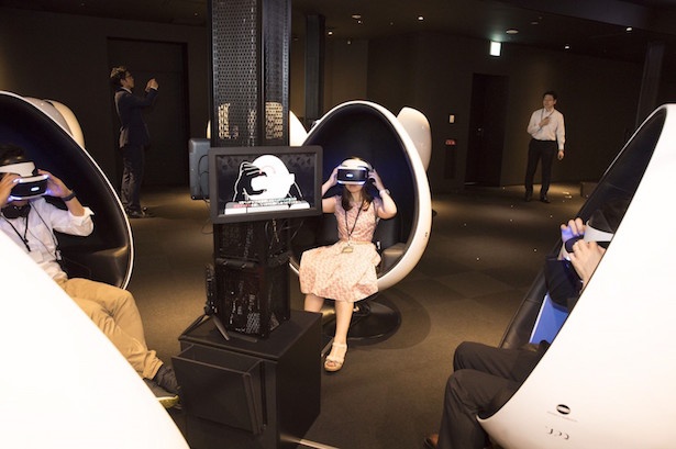 【写真を見る】VR初体験の女子大生記者がいざプレイ！