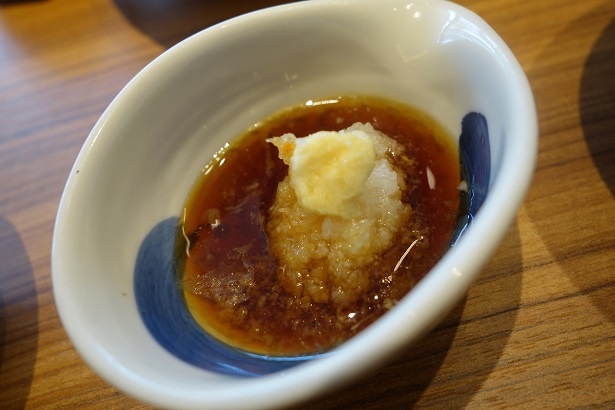 正しい食べ方はご飯の上に大根おろしをON。でもタレに大根おろしと生姜を混ぜてからごはんにかけるのもおすすめ