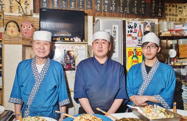 店主の太田和市さん(左)と、調理を担う板前の青木茂晴さん(中)、初田一成さん(右)