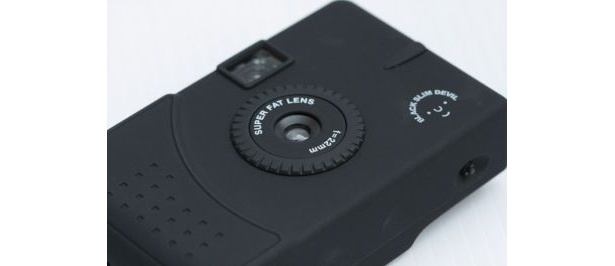 オールブラックの軽量カメラ“BLACK SLIM DEVIL 35mm”(2940円)