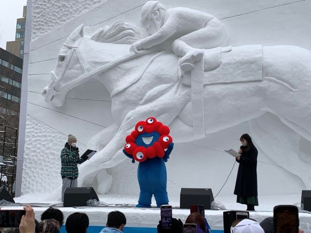 2025年日本国際博覧会の公式キャラクター「ミャクミャク」(※画像はさっぽろ雪まつりに出演した際の様子)