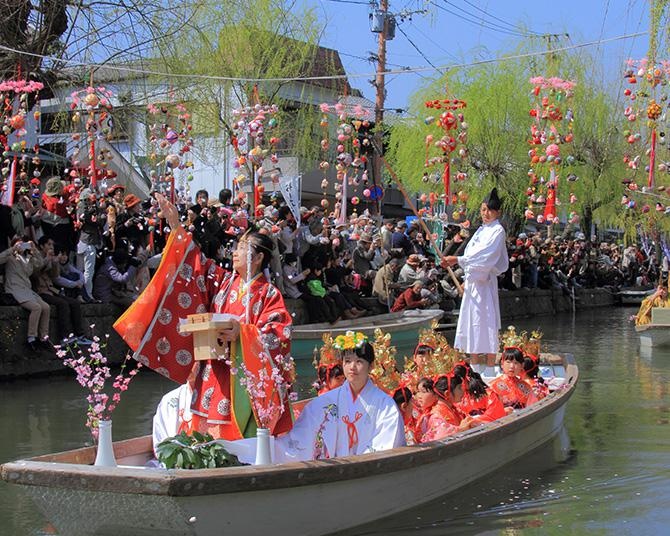 「柳川雛祭り さげもんめぐり」にミャクミャクが登場！“おひな様水上パレード”を盛り上げる