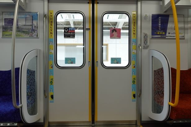 電車内にもムーミンたちのマナーステッカーが貼られている