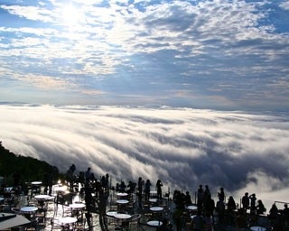 新スポットも登場！？　北海道・トマムの雲海テラスで絶景ビューを見る