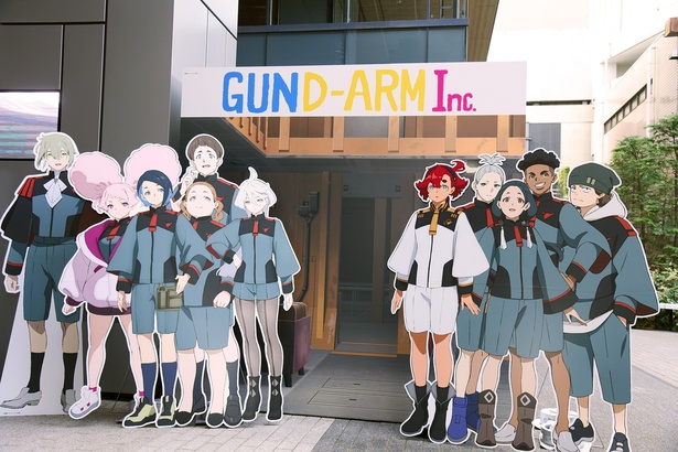 「株式会社ガンダム」のキャラクターたちがお出迎え