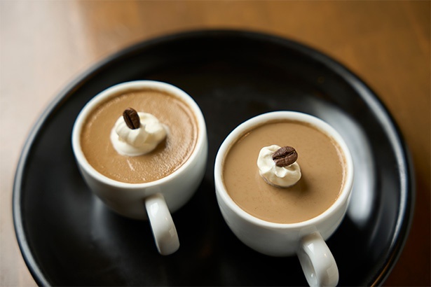 「もっと自由にコーヒーを楽しむきっかけに」と考案した、味くらべ珈琲プリンセット(715円)は、開店以来の人気メニュー。2種のシングルオリジンは時季ごとに替わる