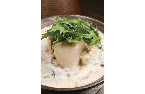 10種類から選べる豊富な鍋が特徴の「名古屋　鍋吉」（名古屋・栄）。「白湯タジン鍋」（1人前1754円）は、ヘルシーで極ウマ！