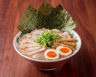 厳選トッピングが贅沢に味わえるスペシャルな一杯「特製醤油厳選全部のせラーメン」