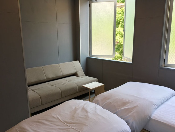 個室はツインベッドとソファベッドで3名まで宿泊可能