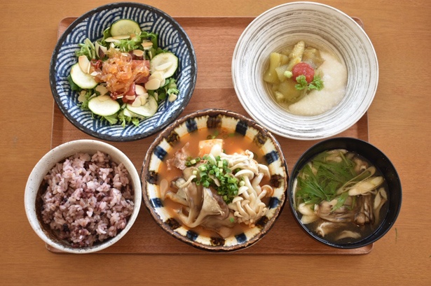 【写真を見る】「韓国風きのこと豆腐のピリ辛スープ」(手前・中央)を主菜とした期間限定メニュー
