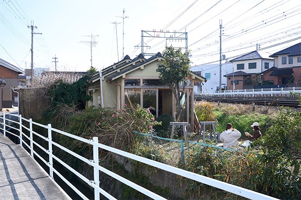 店の向かいには長屋を改装したギャラリーが。小さな庭は、テイクアウトしたメニューを楽しむテラス的なスペースにもなっている