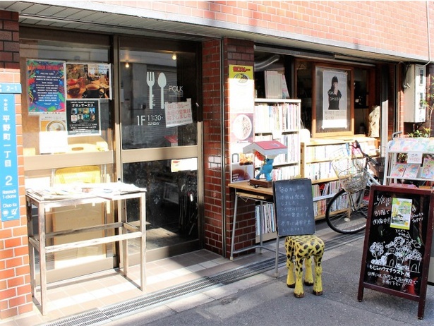 ビジネス街の中にあって、なんとも独特な雰囲気を放つ“FOLK old book store“。古本や新書、食器に古着などごちゃごちゃっといろいろっと販売している