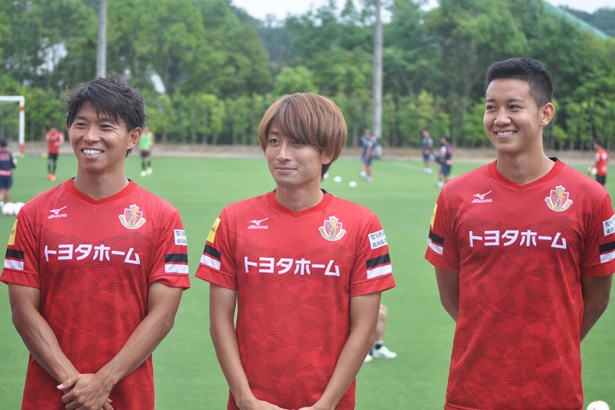 スタッフが扮した“なごやめし”たちに笑みをこぼす佐藤寿人選手(左)、矢田旭選手(中)、宮地元貴選手(右)