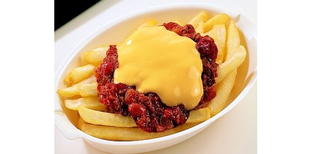 ファンが多い｢チリチーズフライ｣(M290円、L390円)