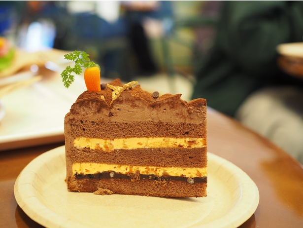 ニンジン畑?!のチョコレートケーキ(850円)。ニンジンが刺さったビジュアルが個性的