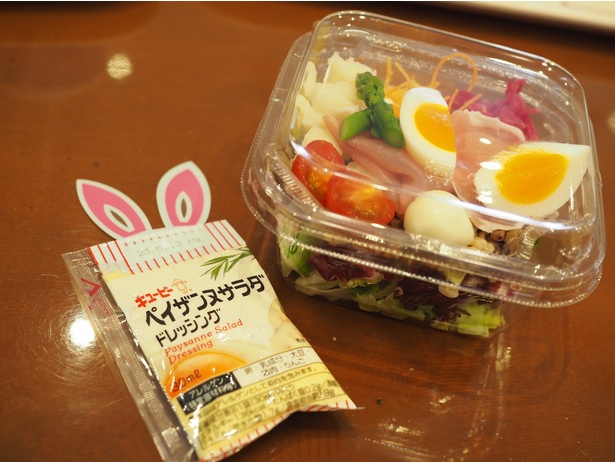 彩り野菜のイースター・ペイザンヌサラダ(650円)は卵を主役に、春らしいカラフルな野菜がいっぱい。ドレッシングにはウサギの耳が