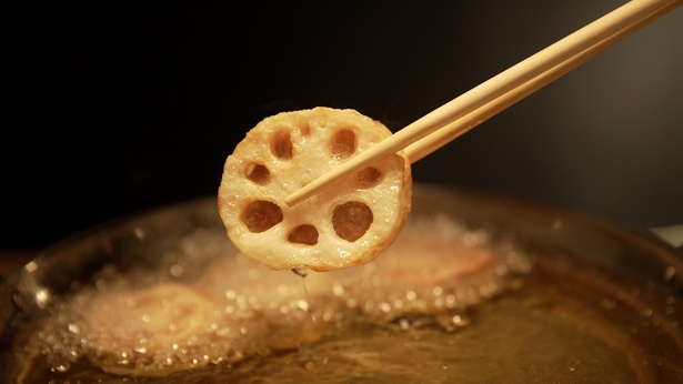 佐賀平野や白石平野で育てられる「白石れんこん」は、糸ひきがよく、ホクホク、モチモチとした食感が人気