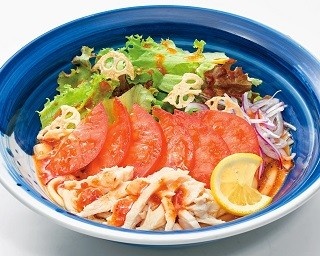 完熟トマトで食べる夏らしい一杯！野菜たっぷりの「とまとサラダうどん」