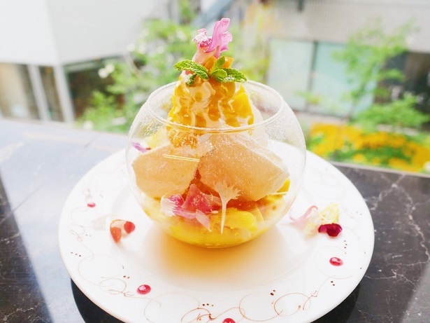 【写真を見る】マンゴー味のかき氷にフローズンマンゴーをのせ、マンゴーソースで仕上げたマンゴーづくしの甘さ濃厚な「マンゴーメス」(税抜1300円)