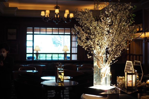 シックな店内を華やかな桜が彩る